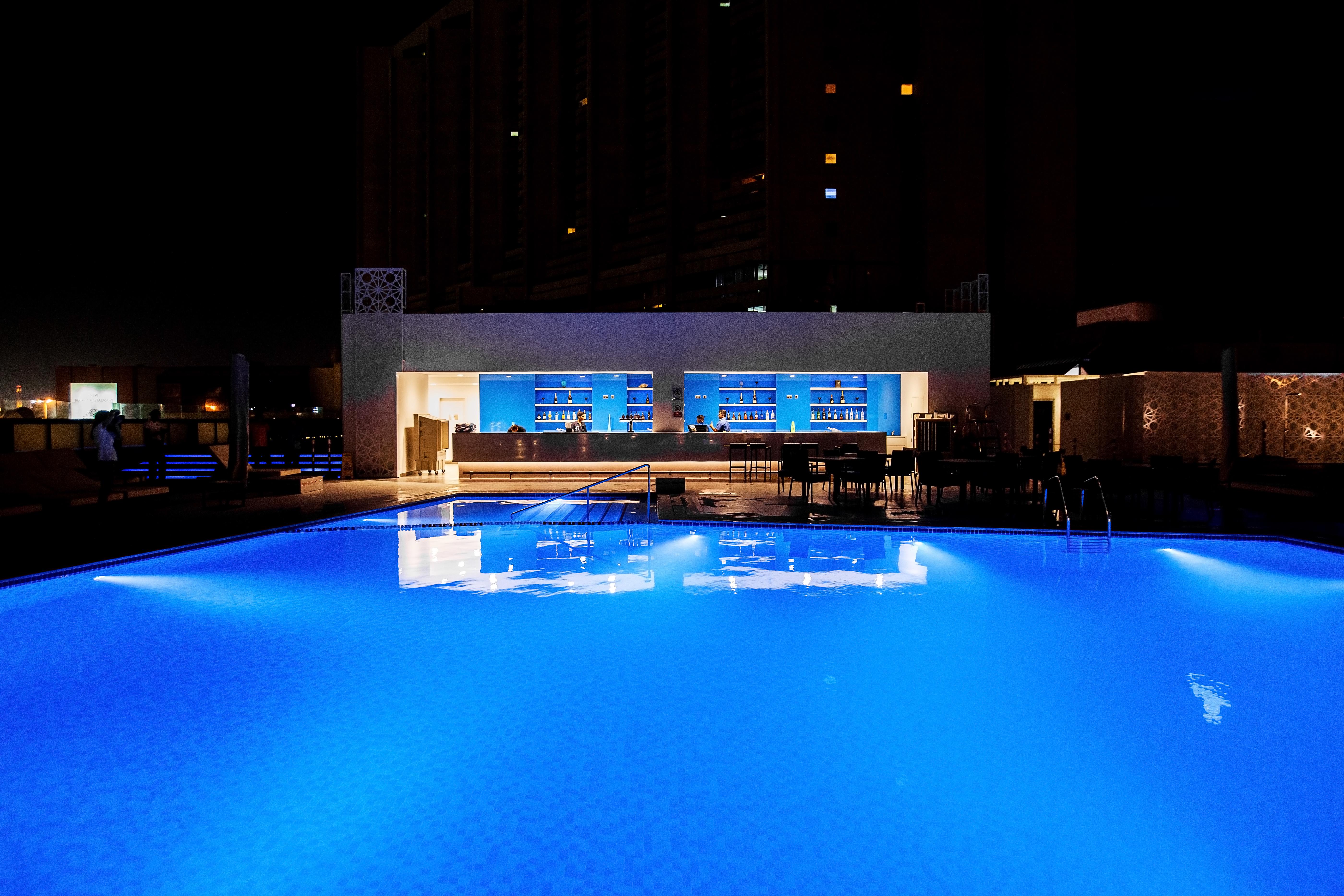 Radisson Blu Hotel, Dubai Deira Creek Esterno foto The pool at the hotel