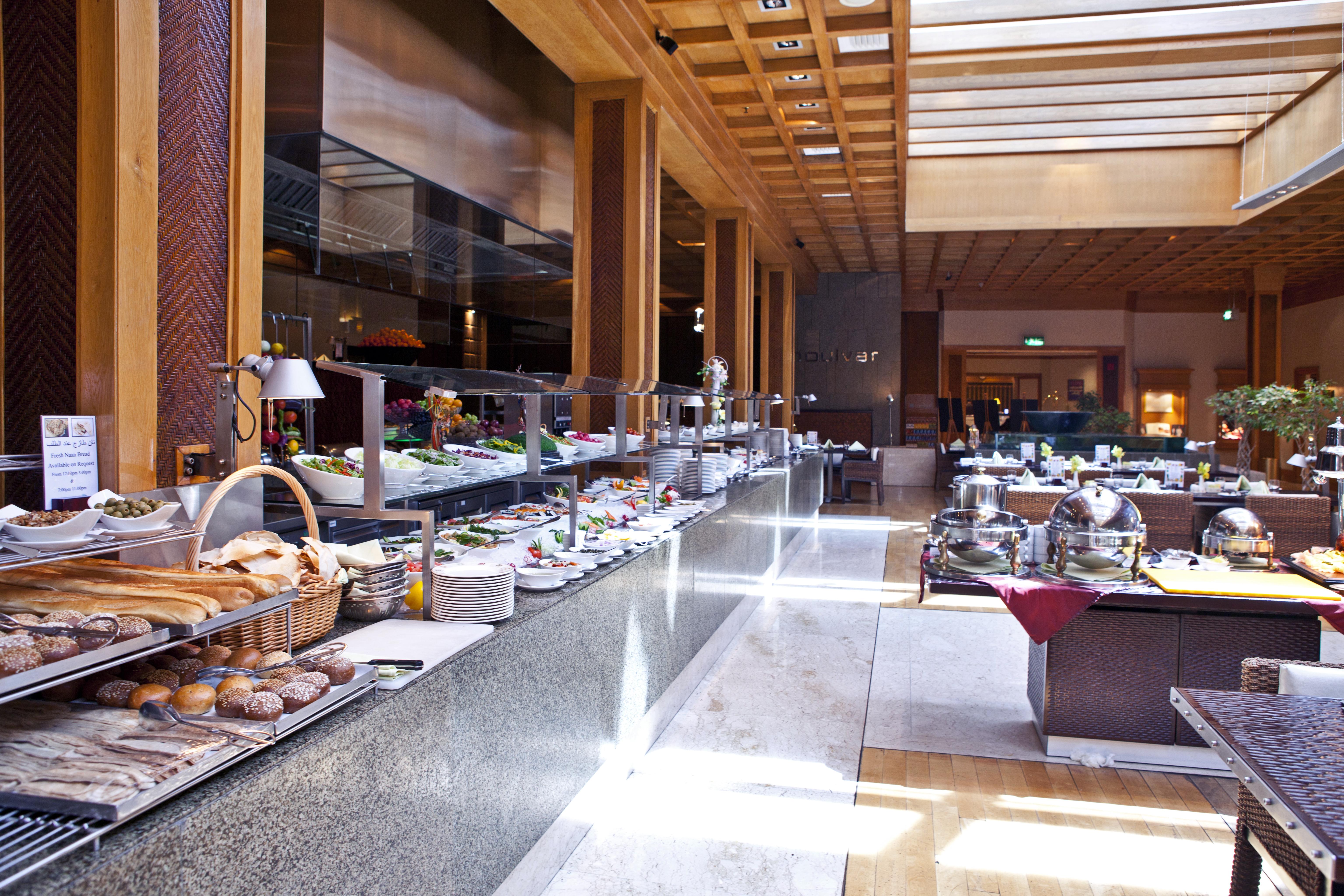 Radisson Blu Hotel, Dubai Deira Creek Esterno foto The buffet at the hotel
