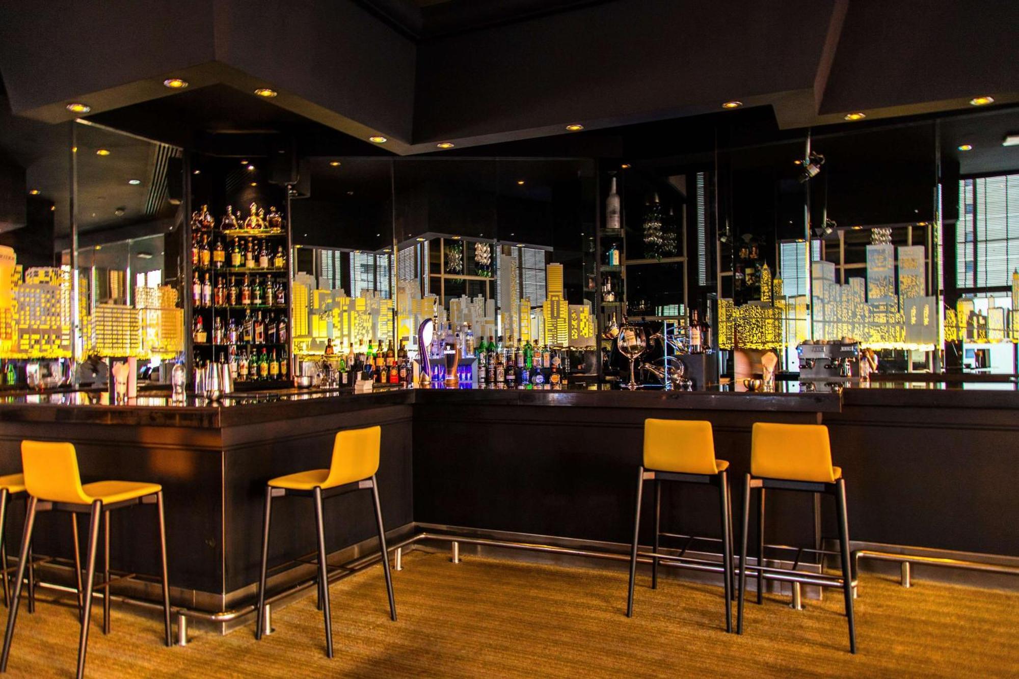 Radisson Blu Hotel, Dubai Deira Creek Esterno foto The bar at the 2010–11 season