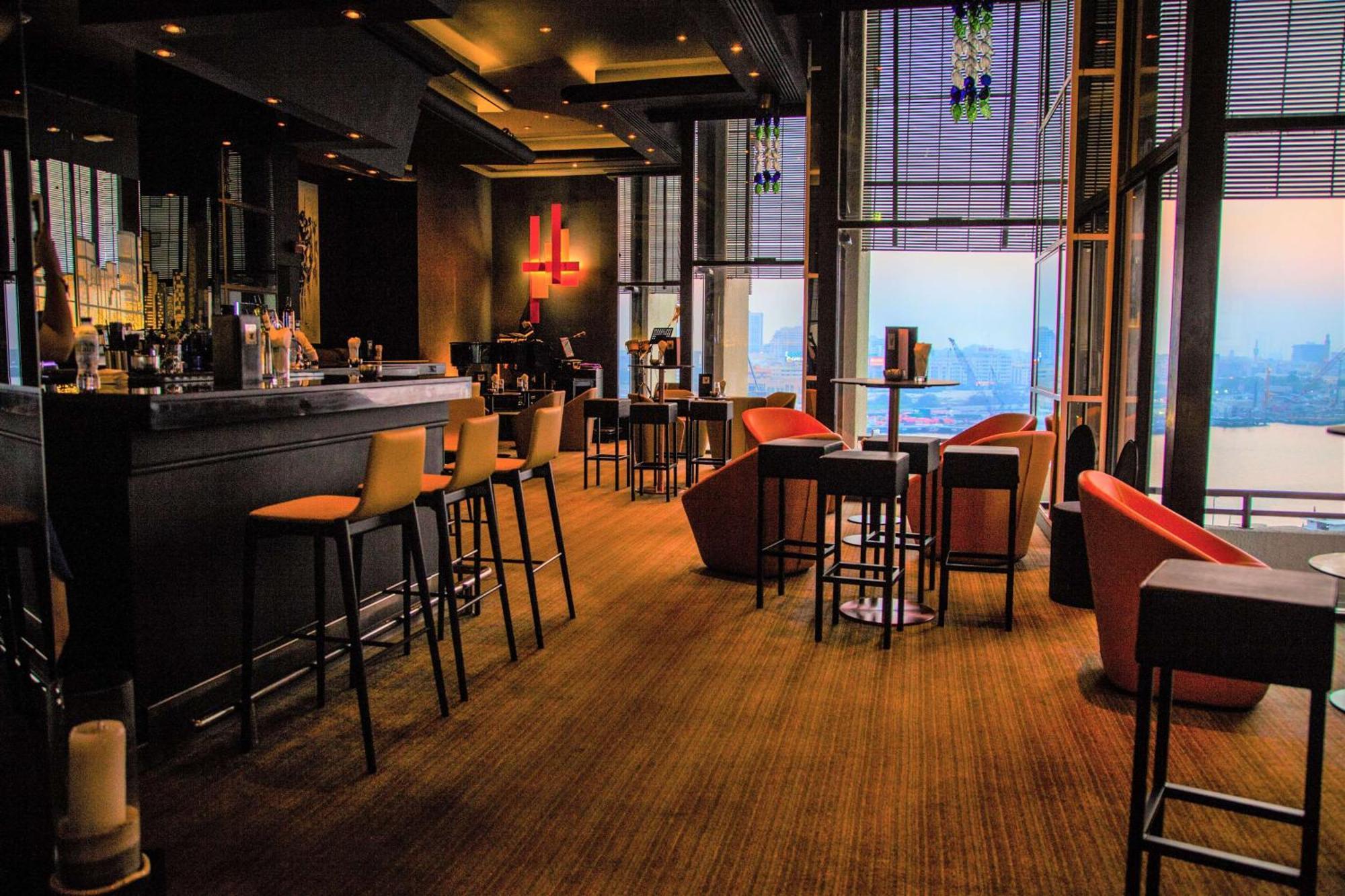 Radisson Blu Hotel, Dubai Deira Creek Esterno foto The bar at the 360° Sky Lounge