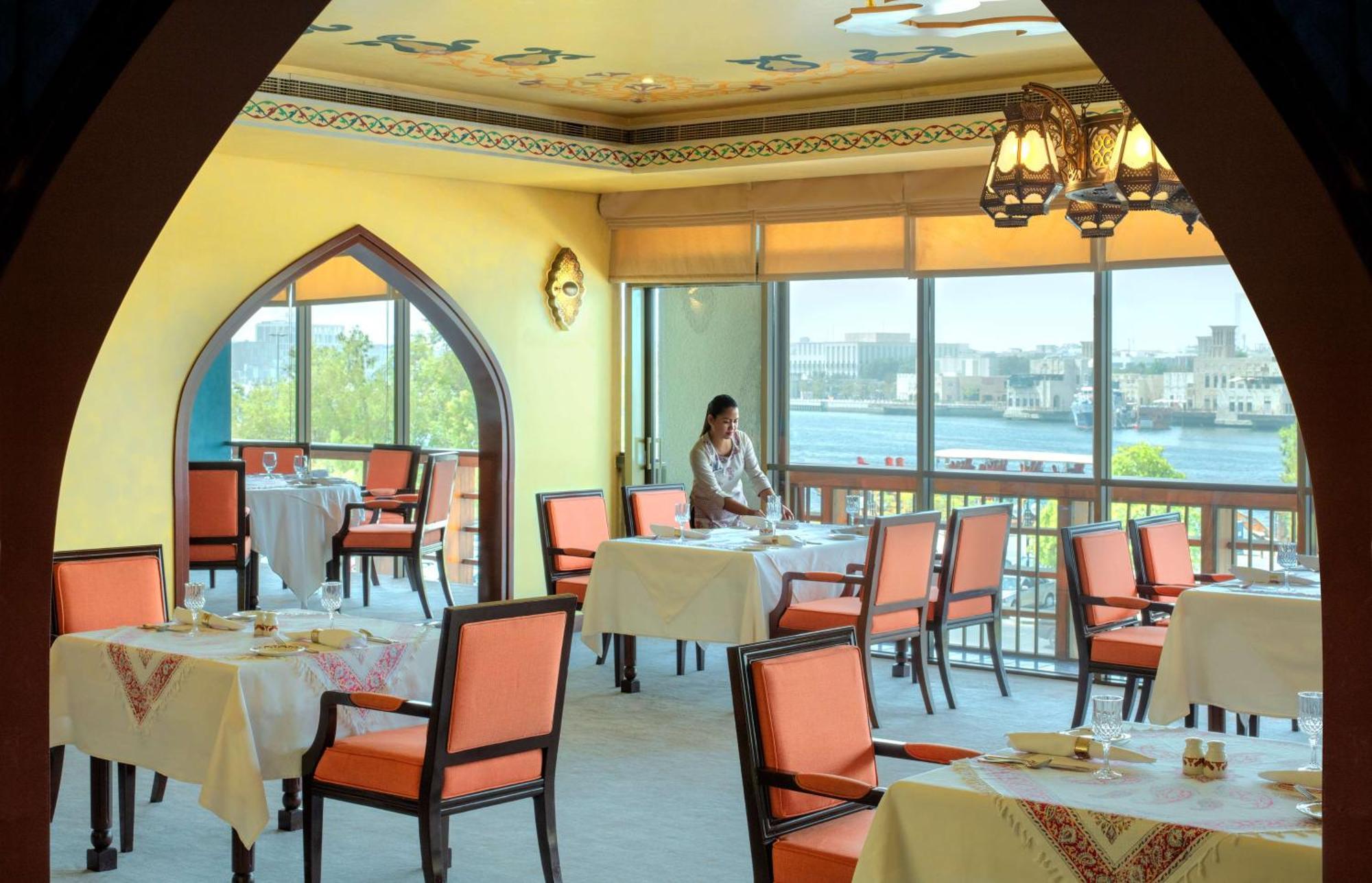 Radisson Blu Hotel, Dubai Deira Creek Esterno foto The restaurant