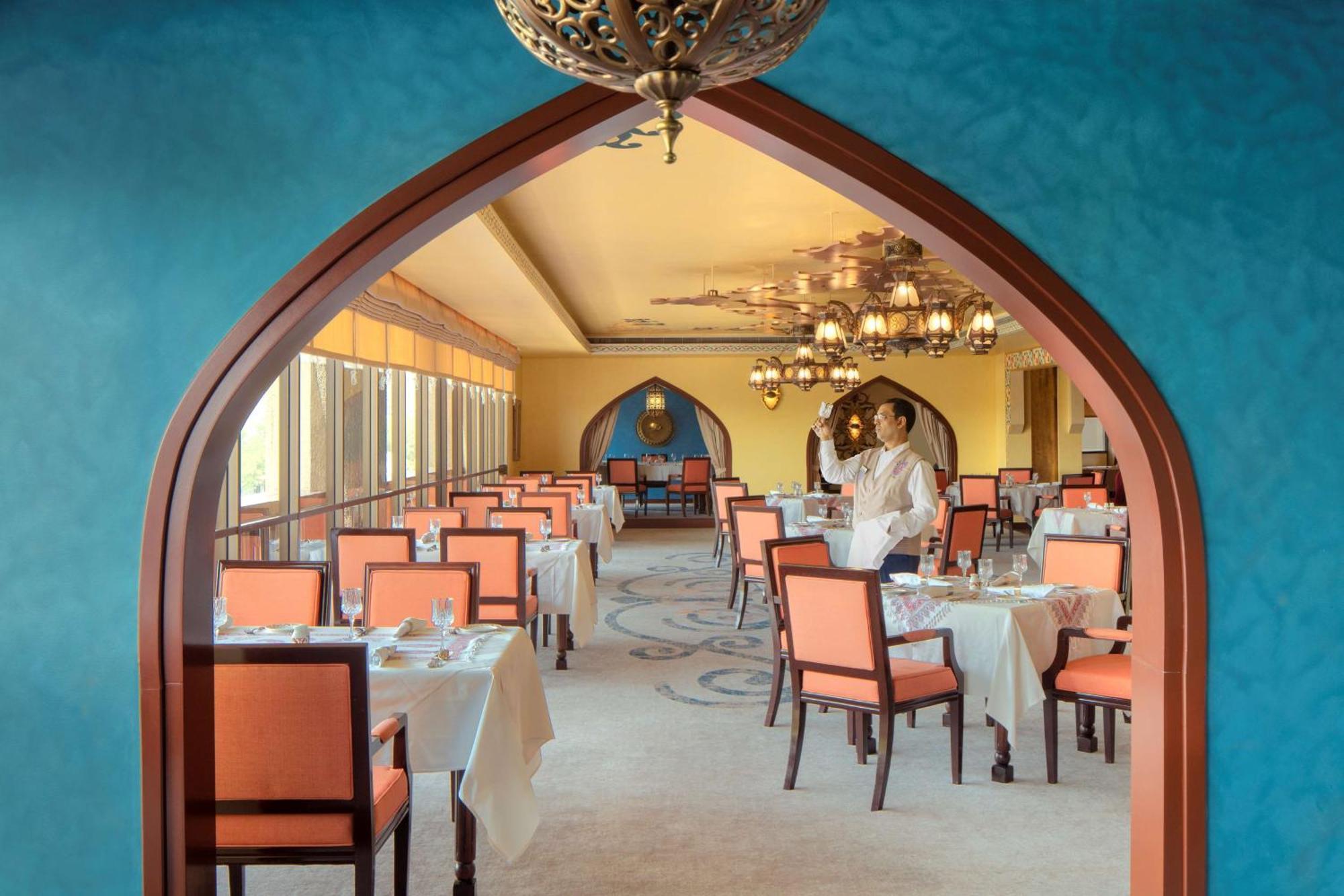 Radisson Blu Hotel, Dubai Deira Creek Esterno foto The restaurant