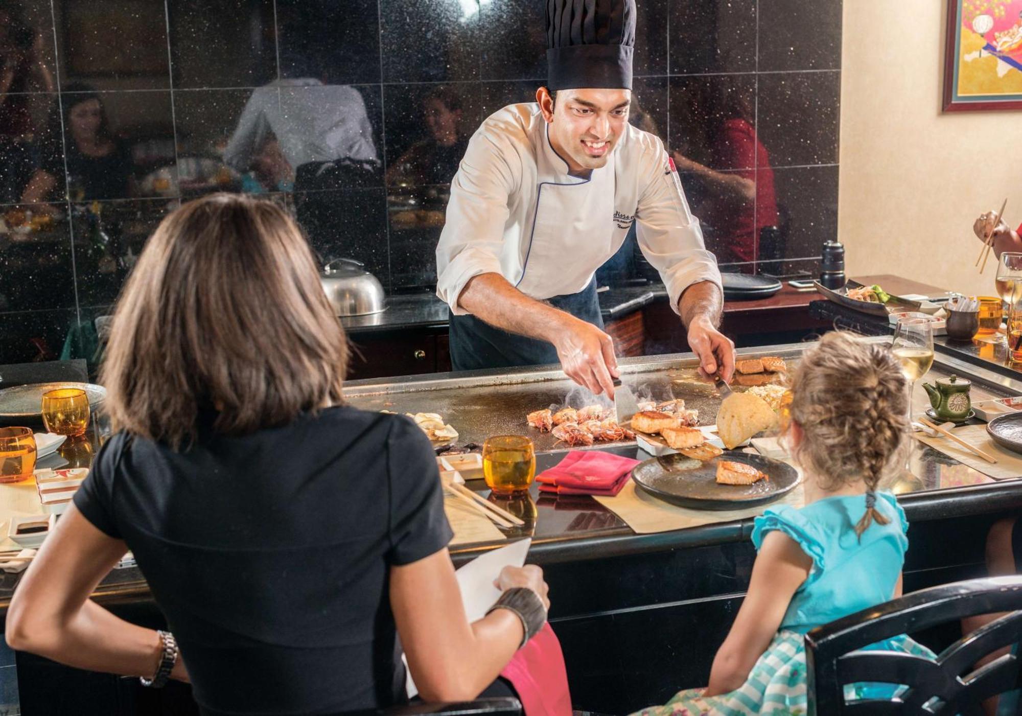 Radisson Blu Hotel, Dubai Deira Creek Esterno foto A chef cooking for customers