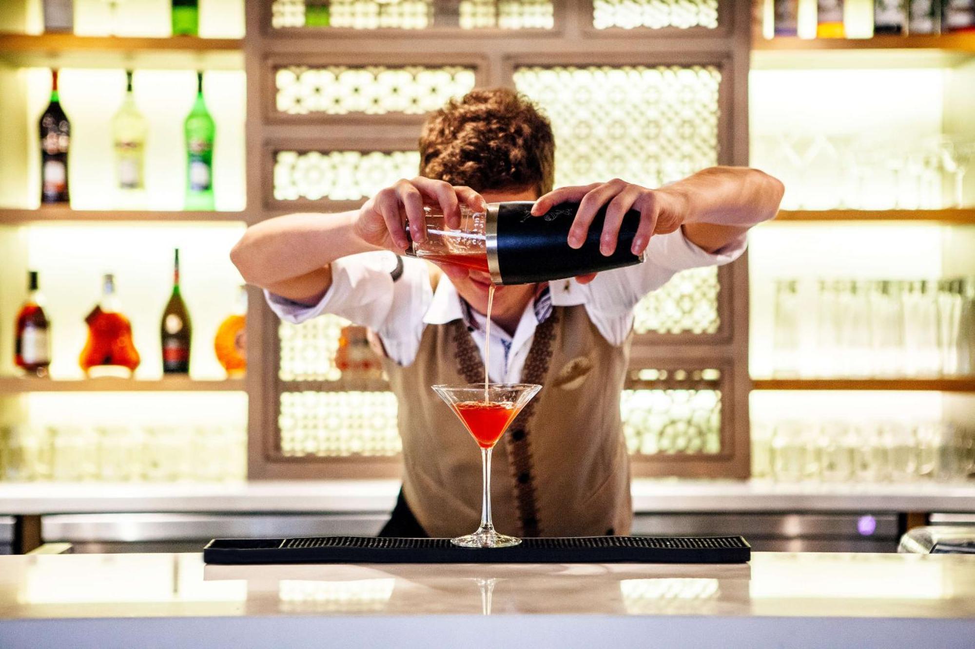Radisson Blu Hotel, Dubai Deira Creek Esterno foto A bartender at work