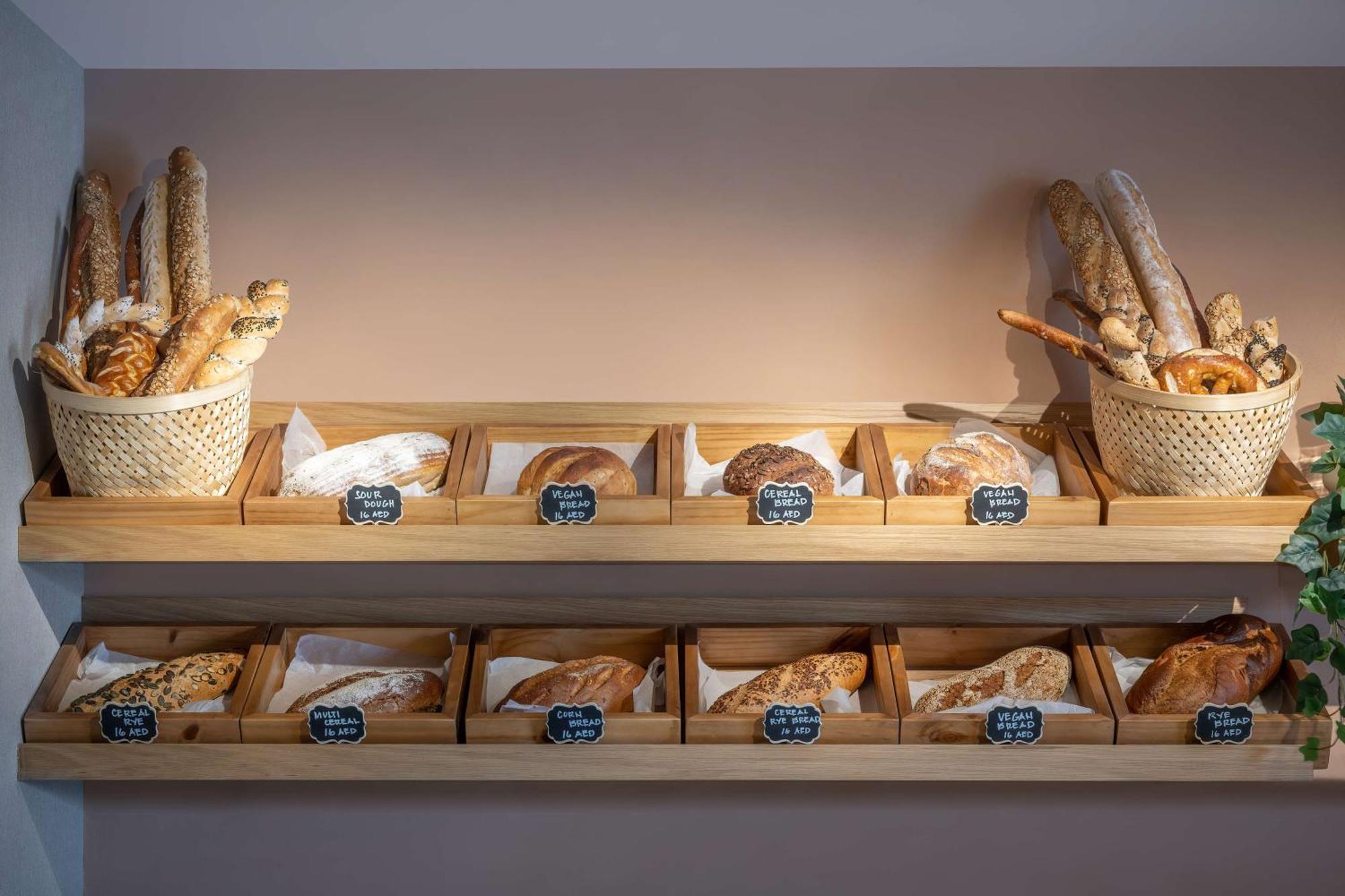 Radisson Blu Hotel, Dubai Deira Creek Esterno foto Bread at a bakery in Paris