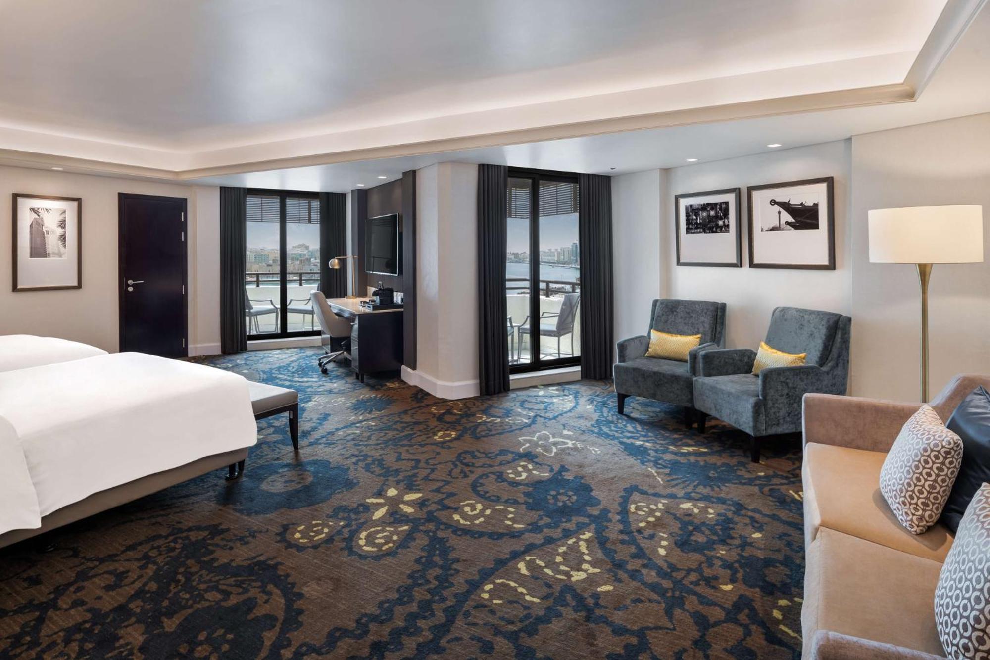 Radisson Blu Hotel, Dubai Deira Creek Esterno foto A guest room at the hotel