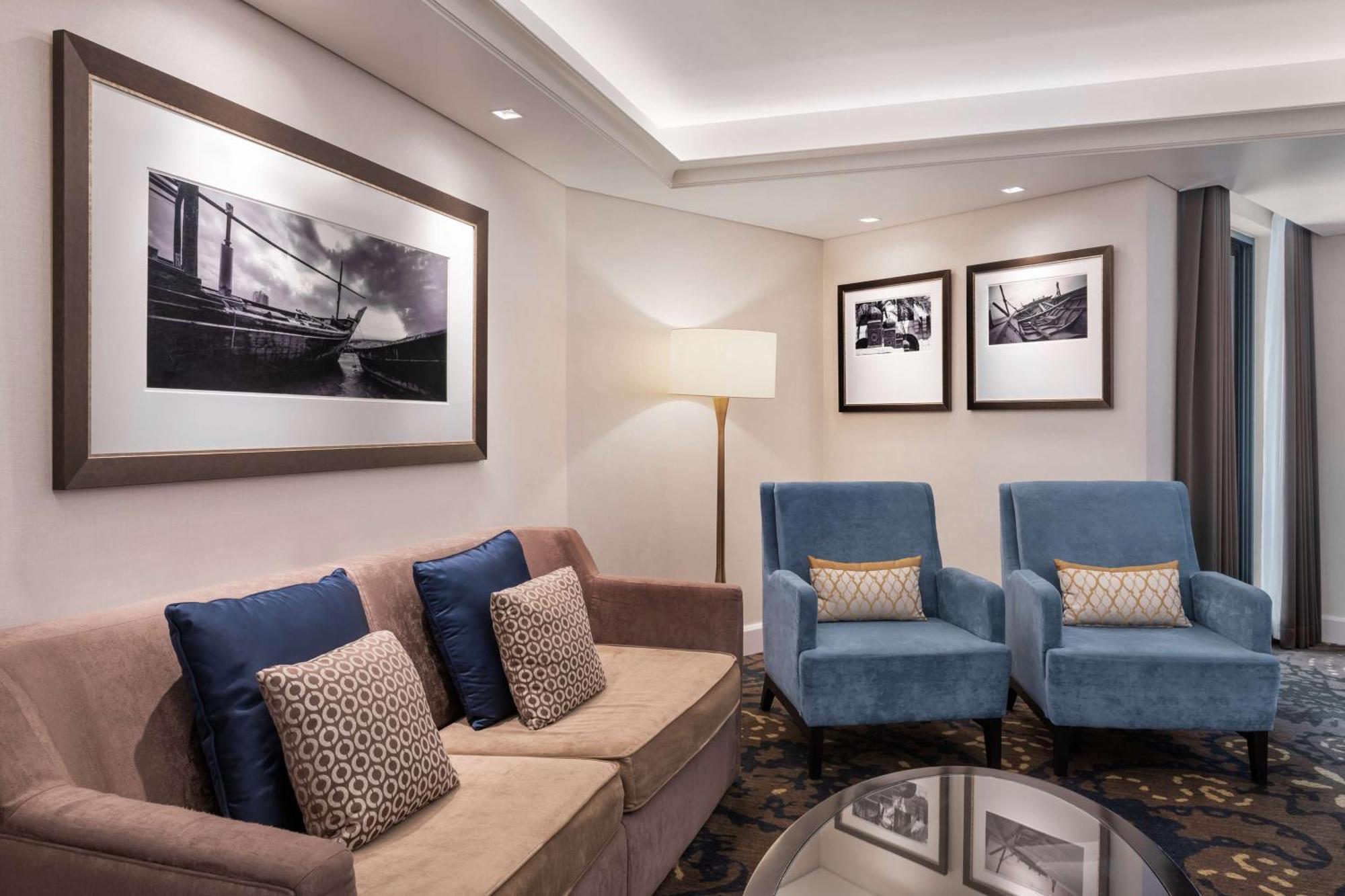 Radisson Blu Hotel, Dubai Deira Creek Esterno foto The living room of a suite on board