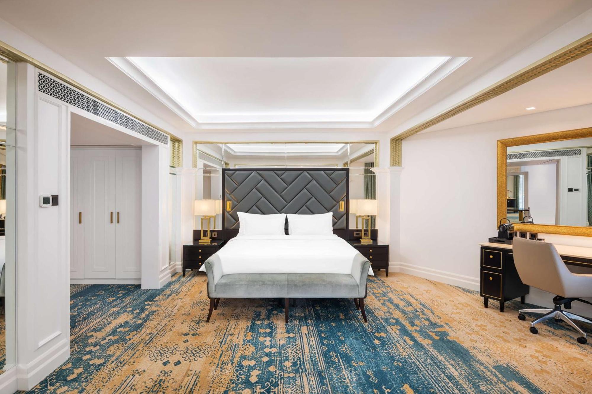 Radisson Blu Hotel, Dubai Deira Creek Esterno foto A bedroom at the hotel