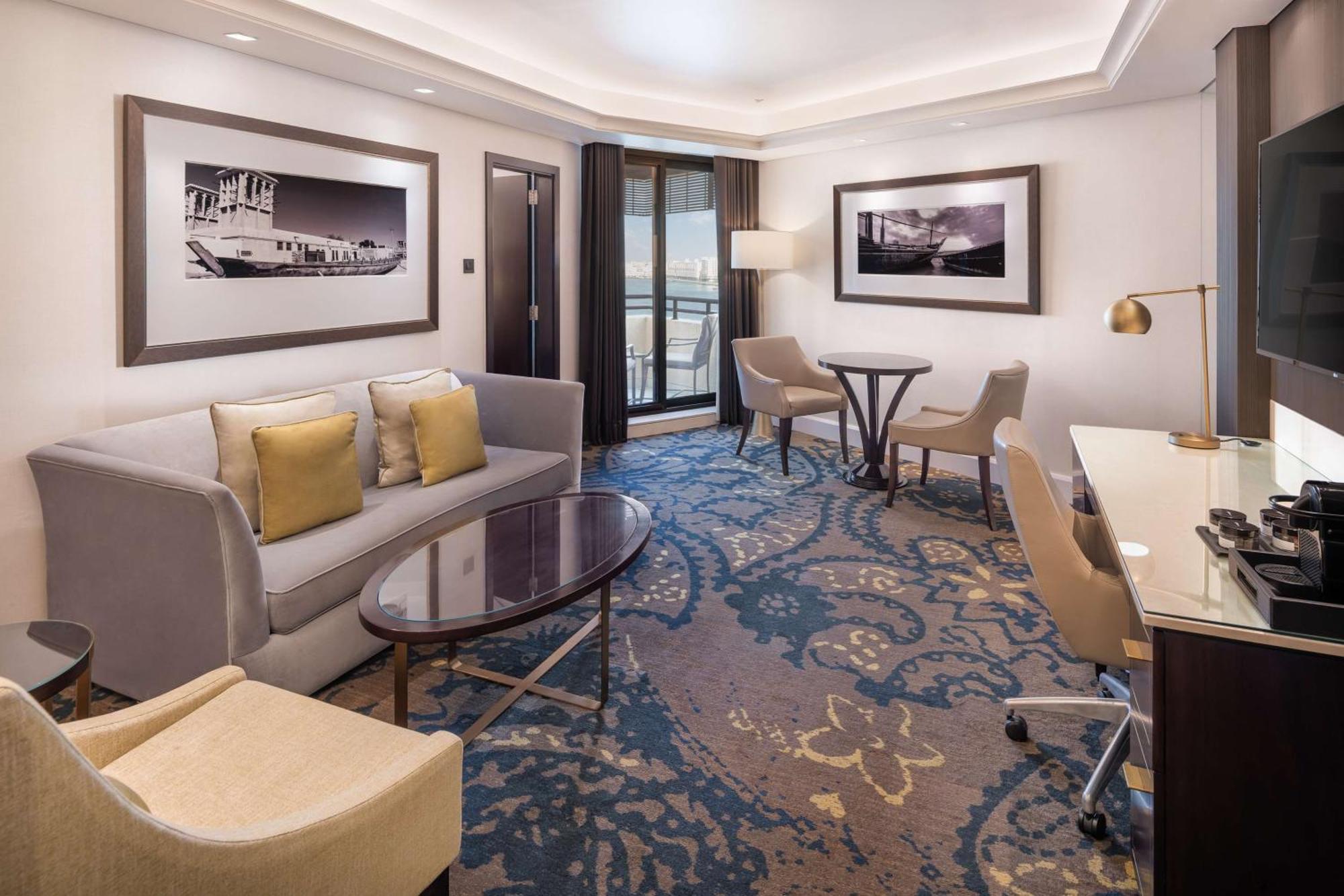 Radisson Blu Hotel, Dubai Deira Creek Esterno foto A suite on board