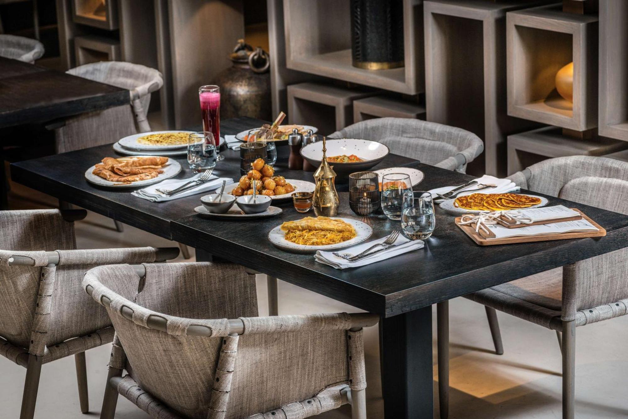 Radisson Blu Hotel, Dubai Deira Creek Esterno foto A table at the restaurant