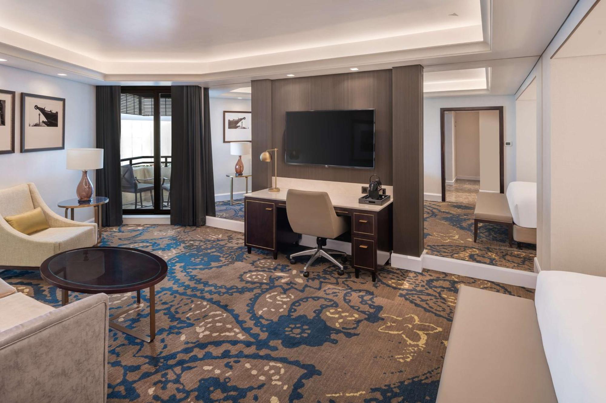 Radisson Blu Hotel, Dubai Deira Creek Esterno foto A rendering of a suite on board Celebrity Apex