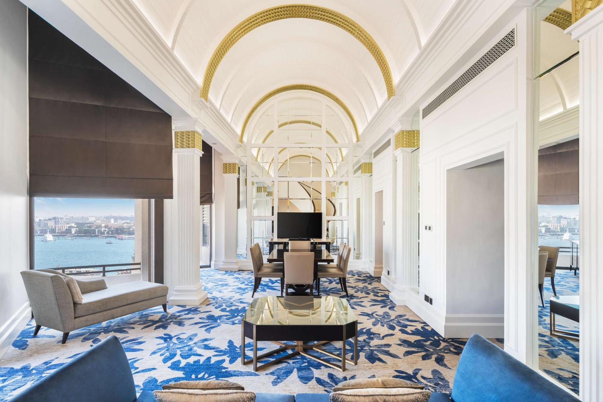 Radisson Blu Hotel, Dubai Deira Creek Esterno foto The interior of the hotel