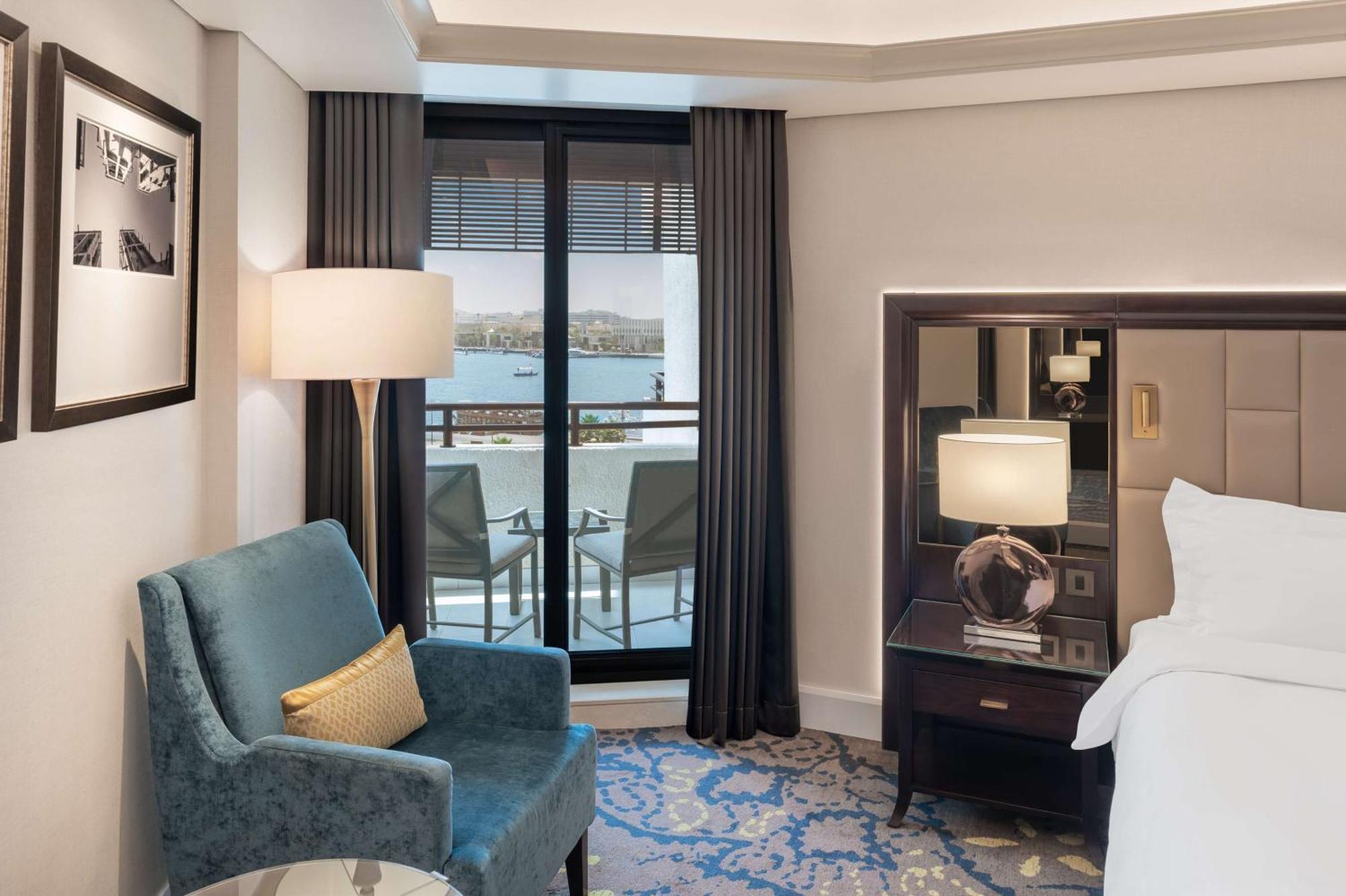 Radisson Blu Hotel, Dubai Deira Creek Esterno foto A guest room at the hotel