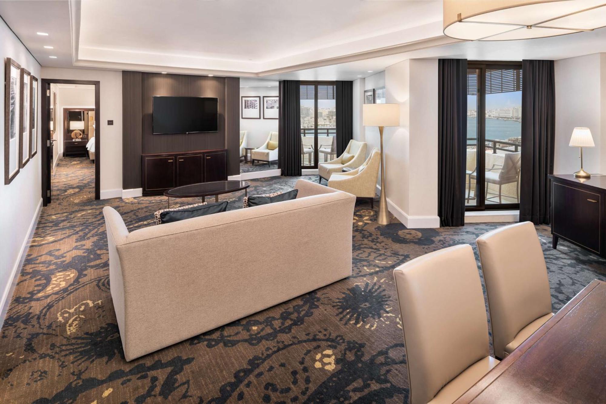 Radisson Blu Hotel, Dubai Deira Creek Esterno foto A suite at the Hilton San Francisco Union Square