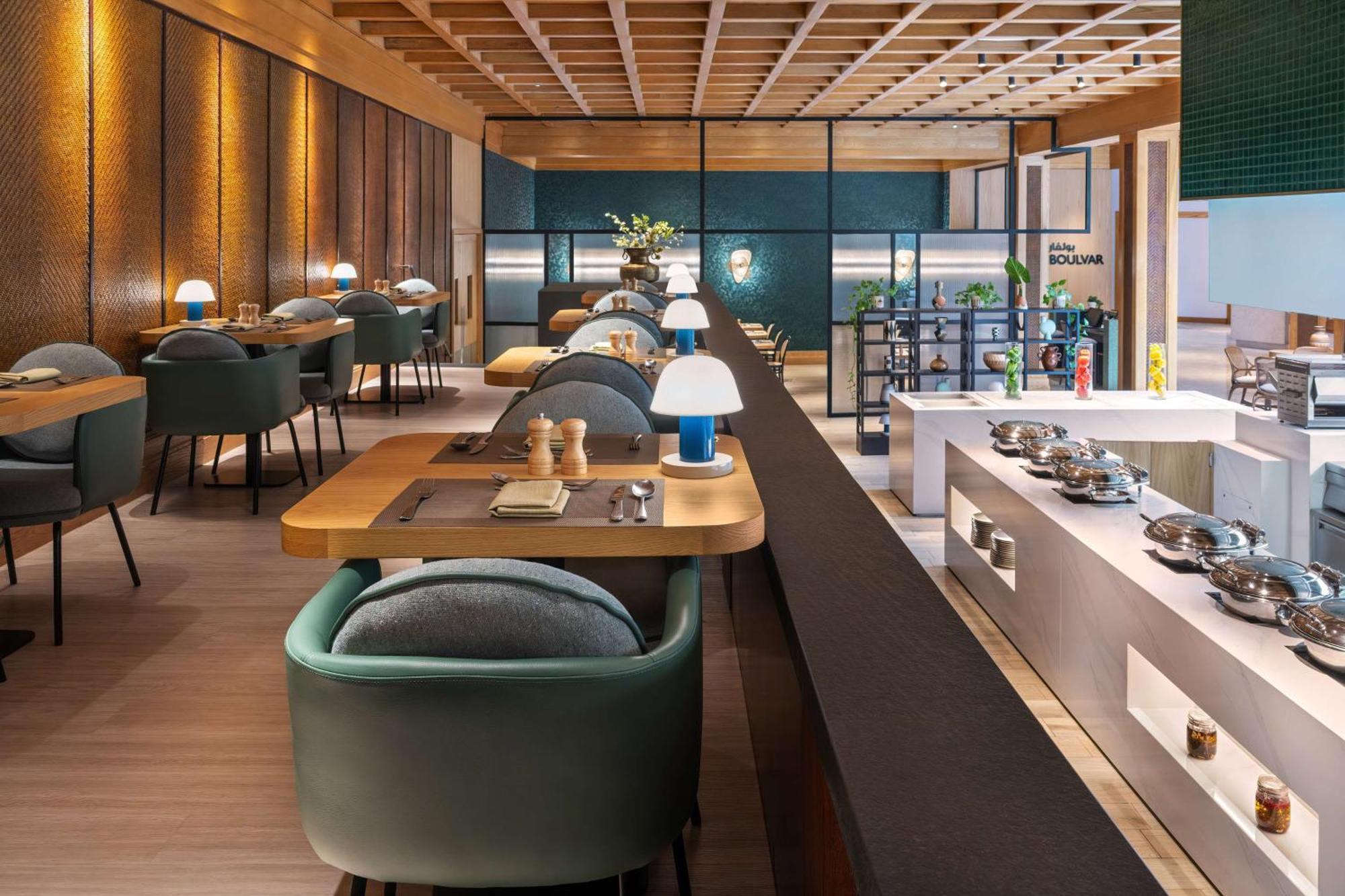 Radisson Blu Hotel, Dubai Deira Creek Esterno foto The interior of the lounge