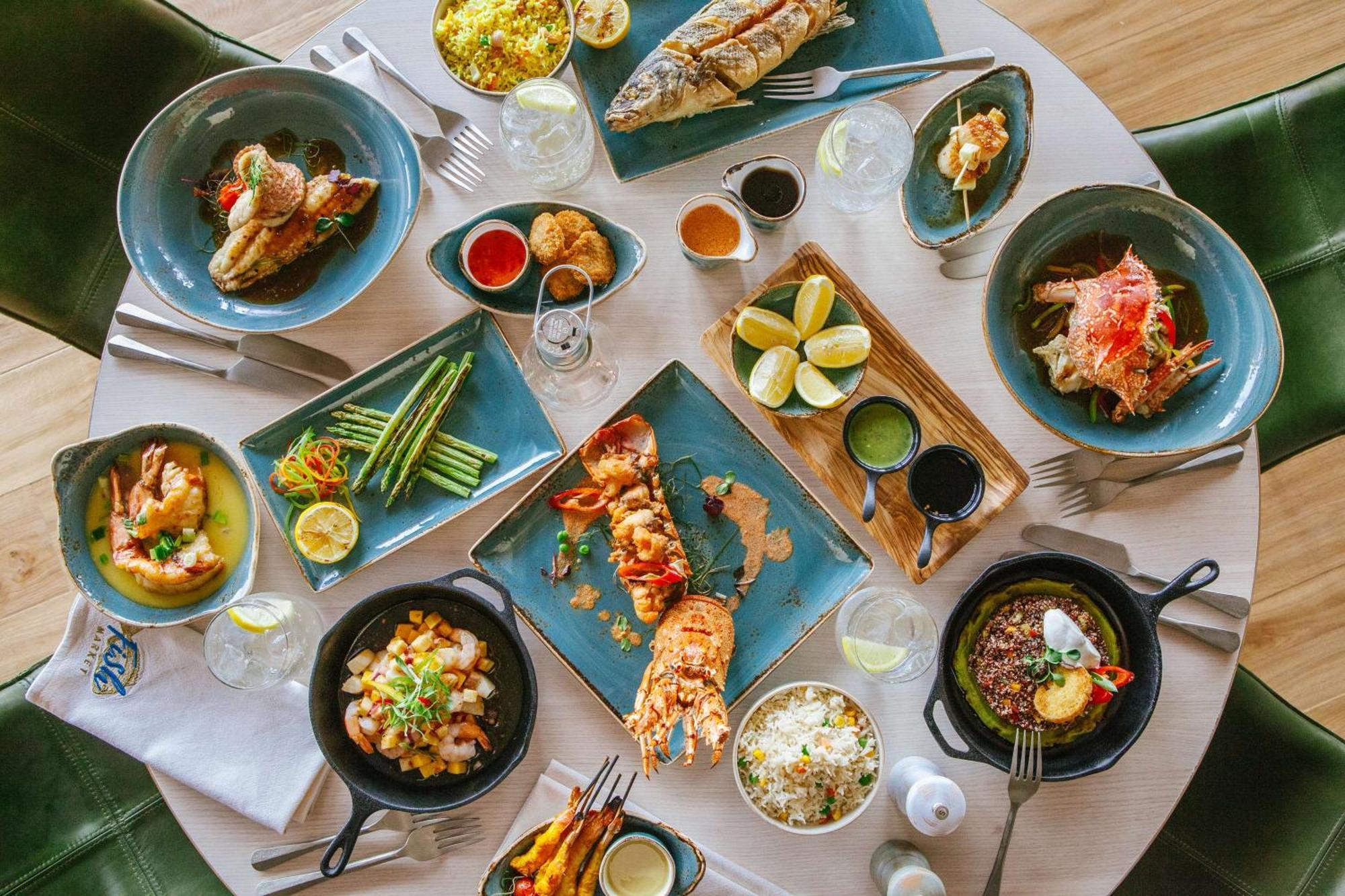 Radisson Blu Hotel, Dubai Deira Creek Esterno foto A selection of dishes from the restaurant
