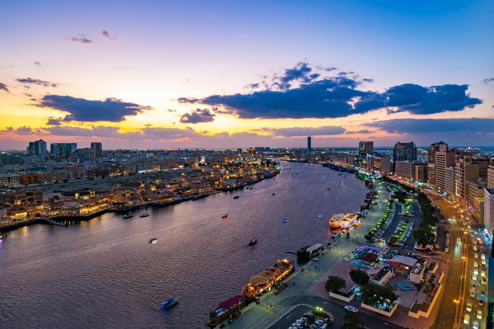 Radisson Blu Hotel, Dubai Deira Creek Esterno foto Aerial view of the Chao Phraya River at sunset