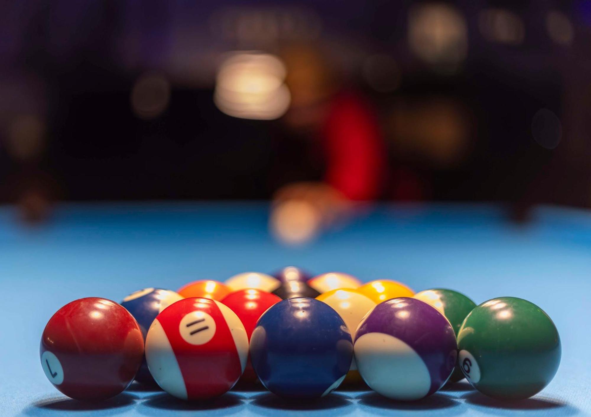 Radisson Blu Hotel, Dubai Deira Creek Esterno foto The photo shows a pool table with a set of billiard balls arranged in a triangular formation. The balls are in various colors and include a solid red ball with the number 1, a blue striped ball, a purple solid ball, and a green solid ball, among othe